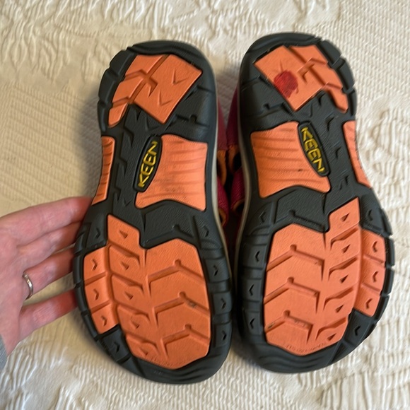 Keen sandal shoes, hiking/camping/outdoors, pink/orange, size 2 - Picture 9 of 9